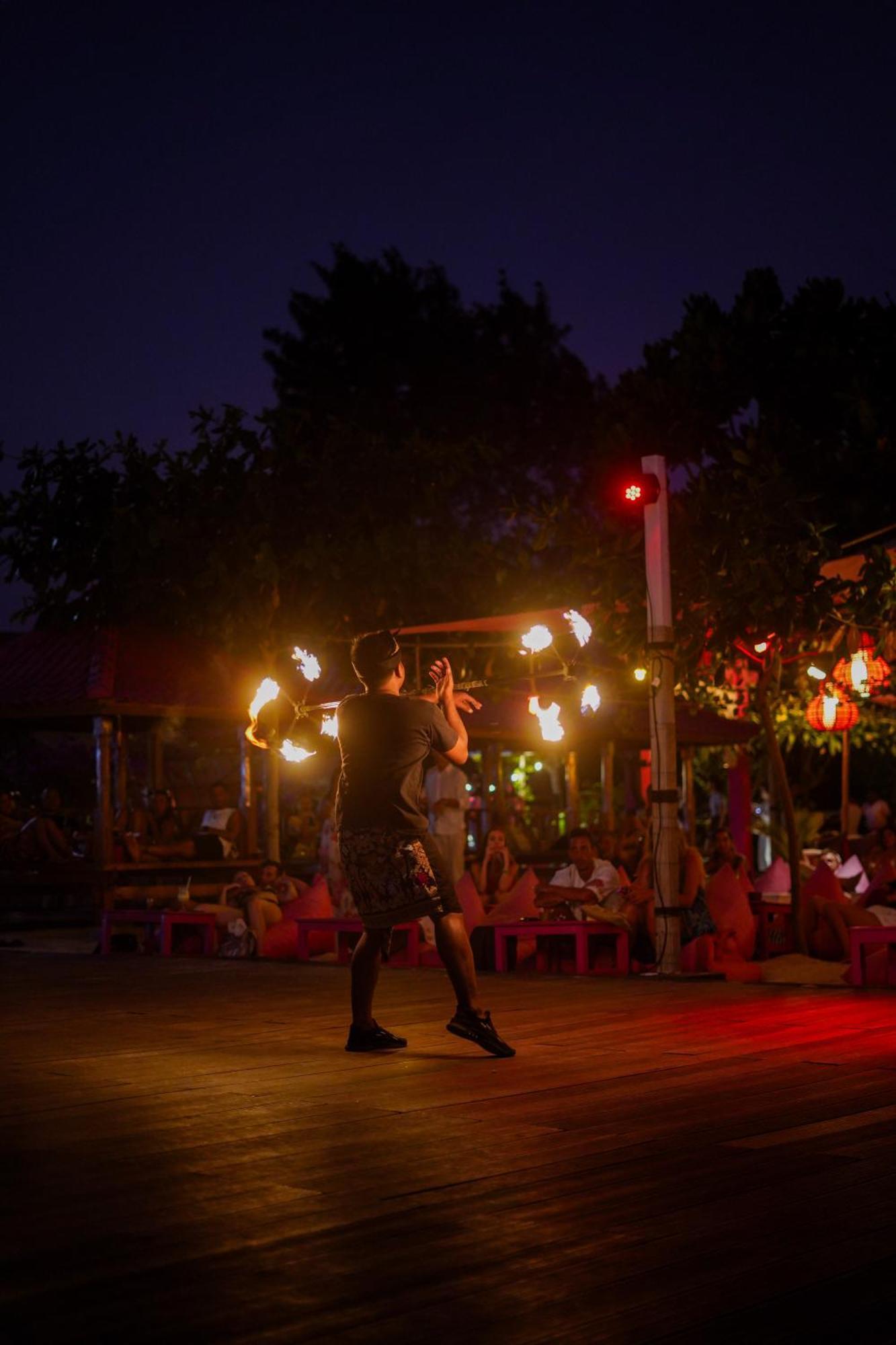 מלון Pinkcoco Gili Trawangan - Constant Surprises - For Cool Adults Only מראה חיצוני תמונה
